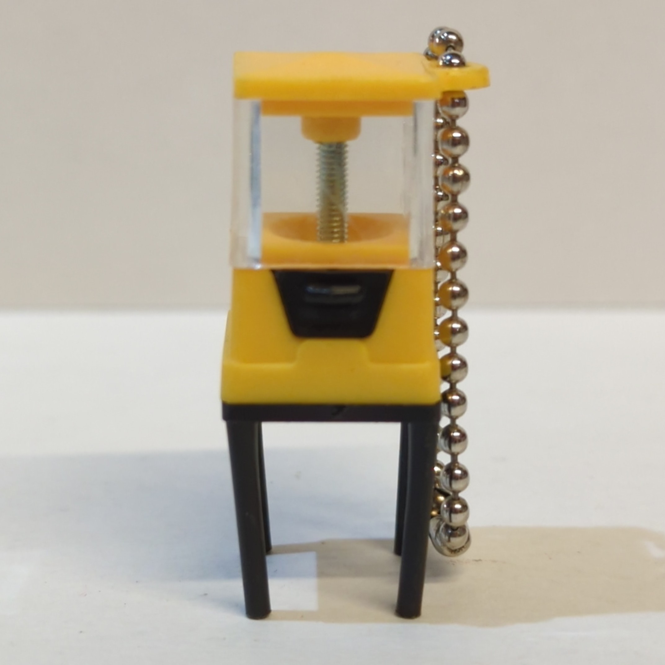 キーホルダー ガチャガチャ筐体 キーホルダー 黄色